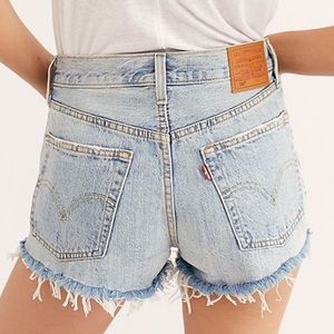 🆕 Levi’s 501 Mid Rise Distressed Short Waveline